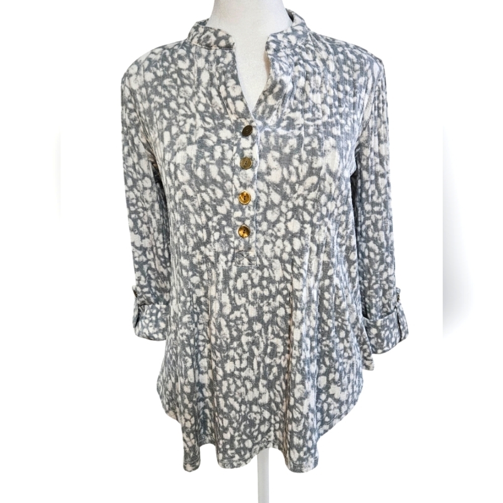 NEW DIRECTIONS Leopard print henley in thick textured gauze grey/white. Size sma
